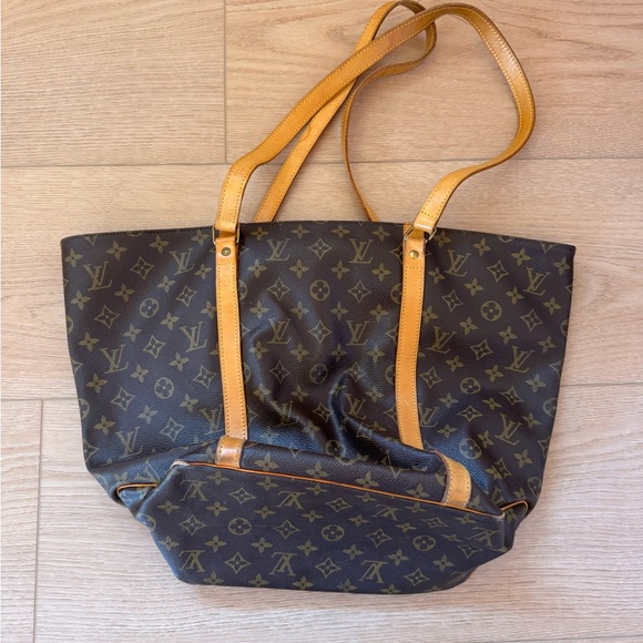louis vuitton tote bag - Picture 1 of 3